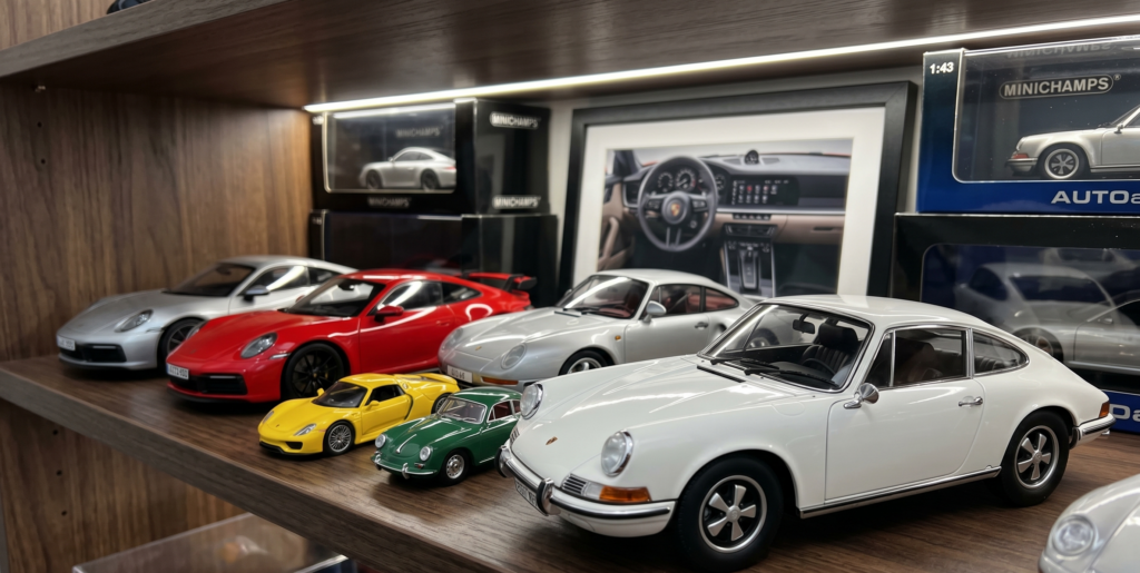 coleção de miniaturas de porsche em diferentes escalas (1:18, 1:43, 1:64)