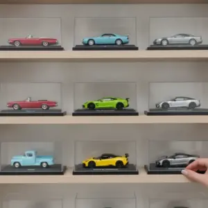 Miniaturas de carros bem organizadas em estantes, protegidas da poeira e luz, mostrando um armazenamento ideal para coleção de miniaturas de carros.