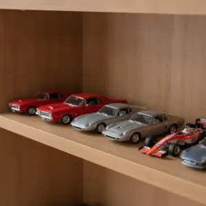 Uma coleção de miniatura de carros diversos, representando a evolução da história automotiva.